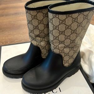 Vey pretty boots for your pretty little one!